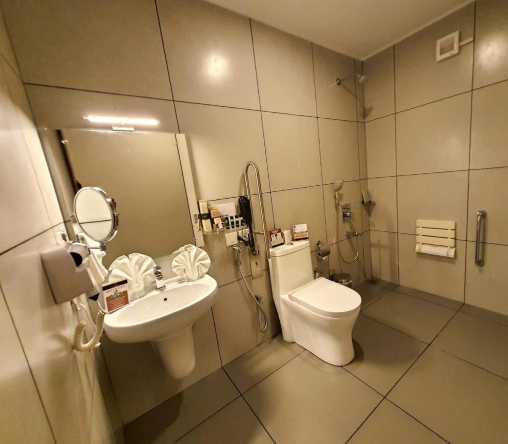 Emperor-Hotel Rachana Continental Pvt Ltd Kizhake Chālakudi Exteriér fotografie